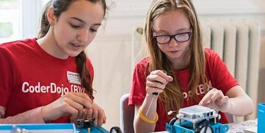 2 meisjes die werken aan een robot © coderdojo belgium